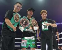 　父の井上真吾トレーナー（左）、兄の井上尚弥（右）と笑顔を見せる井上拓真（撮影・石井剣太郎）