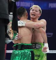 　試合を終え抱き合う那須川天心（右）と井上拓真（撮影・石井剣太郎）