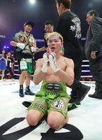 　井上拓真（後方左）に敗れ、土下座してファンに謝る那須川天心（撮影・石井剣太郎）