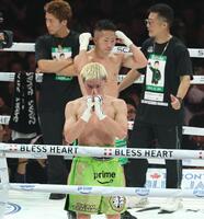 　井上拓真に敗れ、謝罪する那須川天心（撮影・金田祐二）