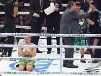 　試合に敗れ謝る那須川天心（撮影・金田祐二）