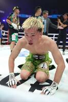 　井上拓真（後方左）に敗れ、土下座してファンに謝る那須川天心（撮影・石井剣太郎）