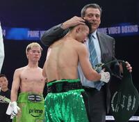 　チャンピオンベルトを受けとる井上拓真を見つめる那須川天心（撮影・石井剣太郎）