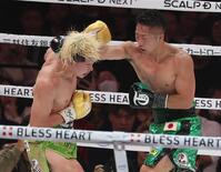 　８回、激しい攻防の那須川天心と井上拓真（撮影・金田祐二）