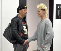 　会見を終え悔しそうな表情で父の那須川弘幸さん（左）と話す那須川天心