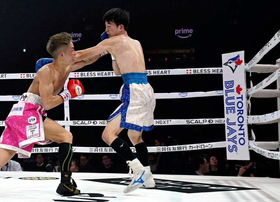 　コーナーポストに掲出された米大リーグ、ブルージェイズの球団名とロゴ