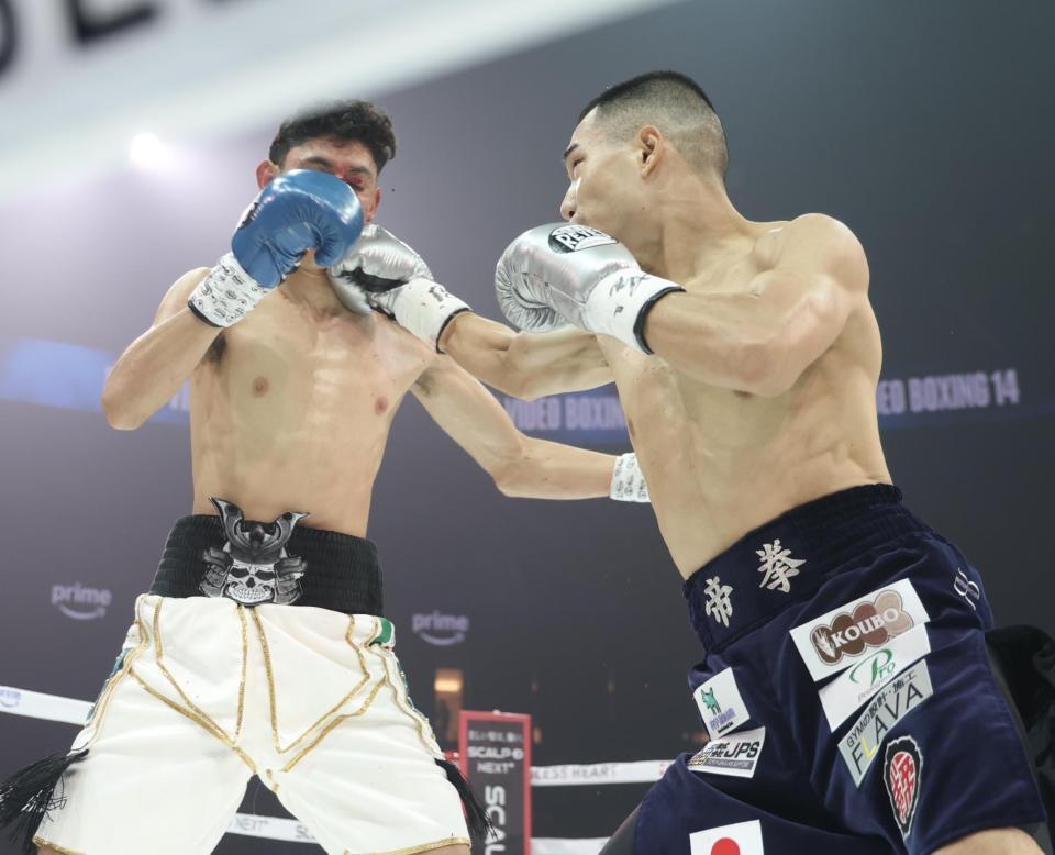 　１回、ホセ・カルデロンを攻める増田陸（右）＝撮影・石井剣太郎）