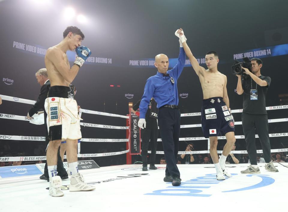 　ホセ・カルデロン（左端）に勝利した増田陸（撮影・石井剣太郎）