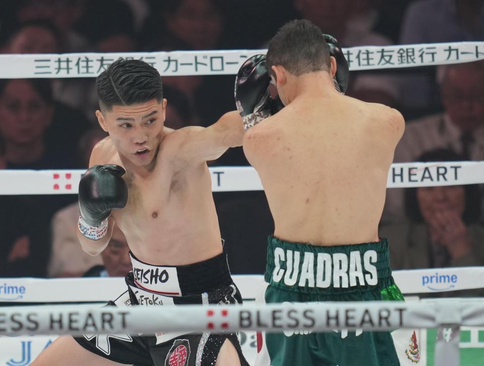 　１回、カルロス・クアドラス（右）を攻める坪井智也