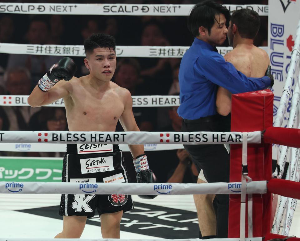 　８回、カルロス・クアドラスにＴＫＯ勝利の坪井智也（撮影・金田祐二）