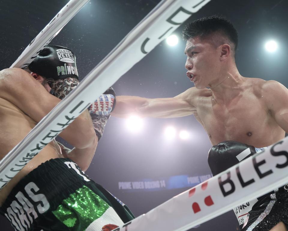 　８回、カルロス・クアドラスを攻める坪井智也（右）＝撮影・石井剣太郎）