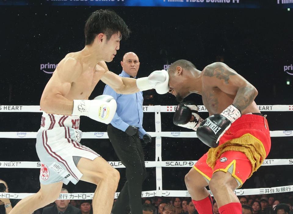 　４回、ライース・アリーム（右）を攻める中野幹士（撮影・石井剣太郎）