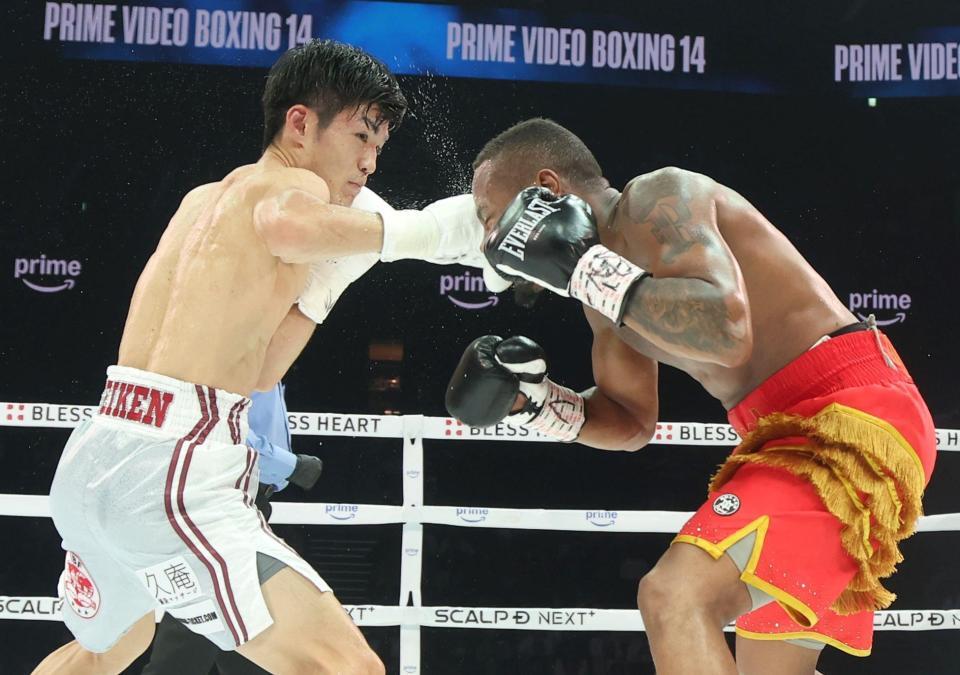 　４回、ライース・アリーム（右）を攻める中野幹士（撮影・石井剣太郎）