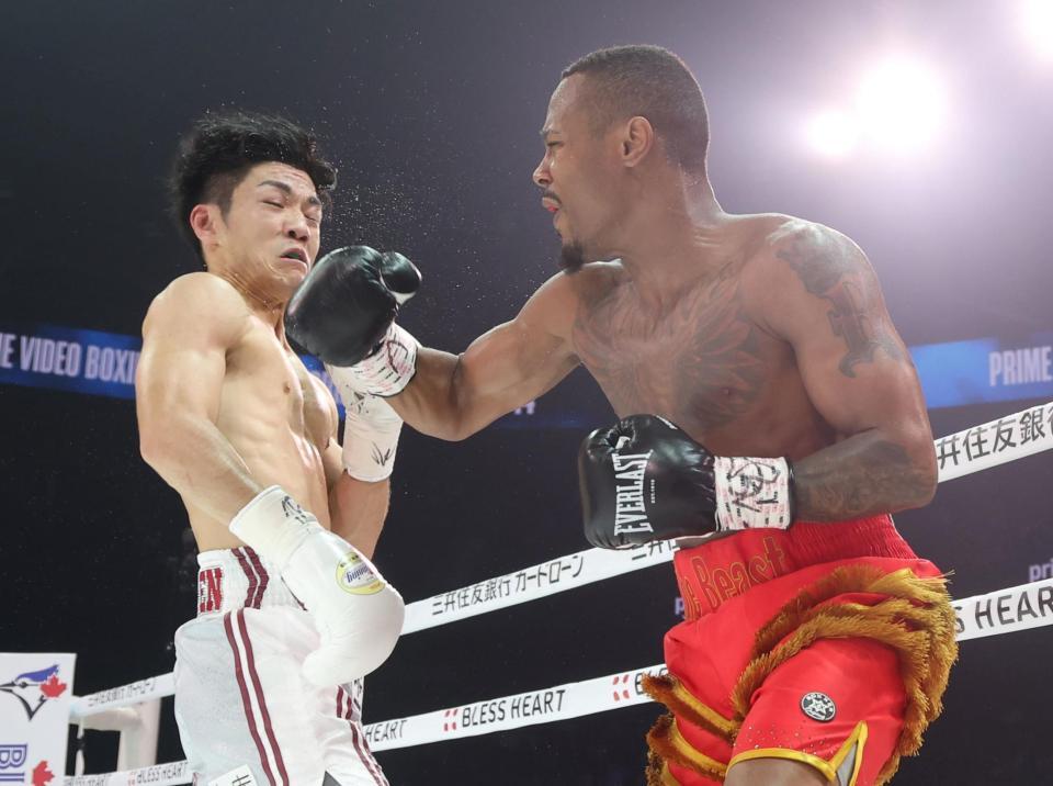 　２回、ライース・アリーム（右）のパンチを浴びる中野幹士（撮影・石井剣太郎）