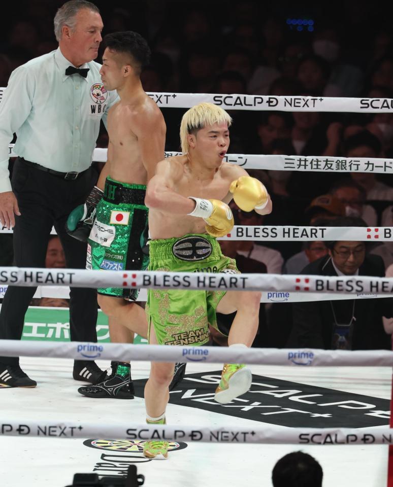 　１回、井上拓真を攻め込み踊る那須川天心（撮影・金田祐二）