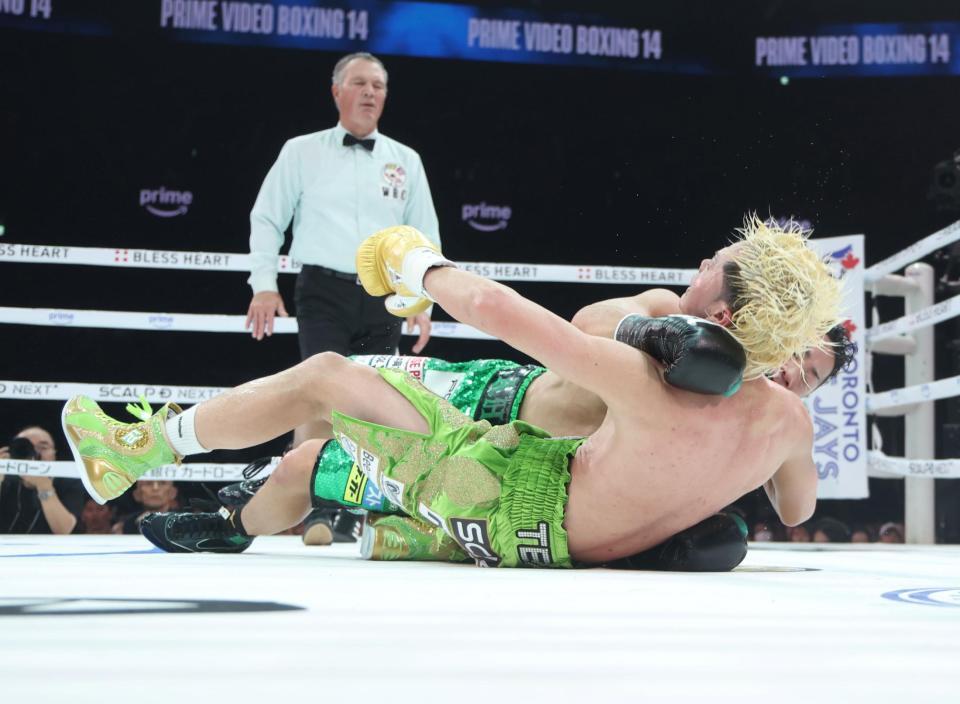 　９回、もつれ合いリングに倒れる那須川天心（手前）と井上拓真（撮影・石井剣太郎）