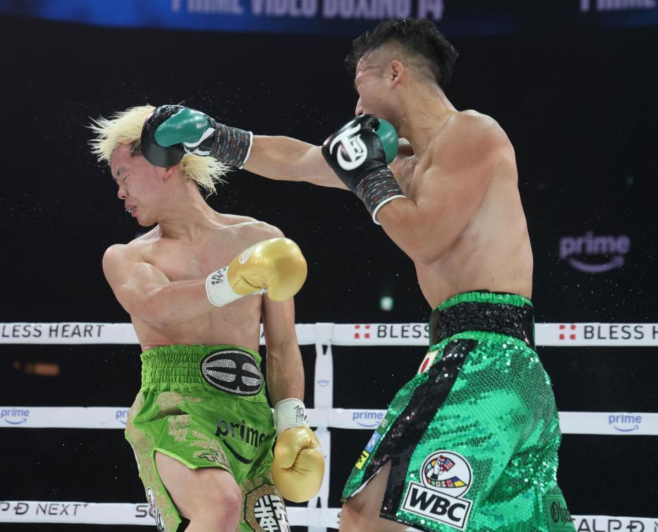 　４回、那須川天心（左）を攻める井上拓真（撮影・石井剣太郎）