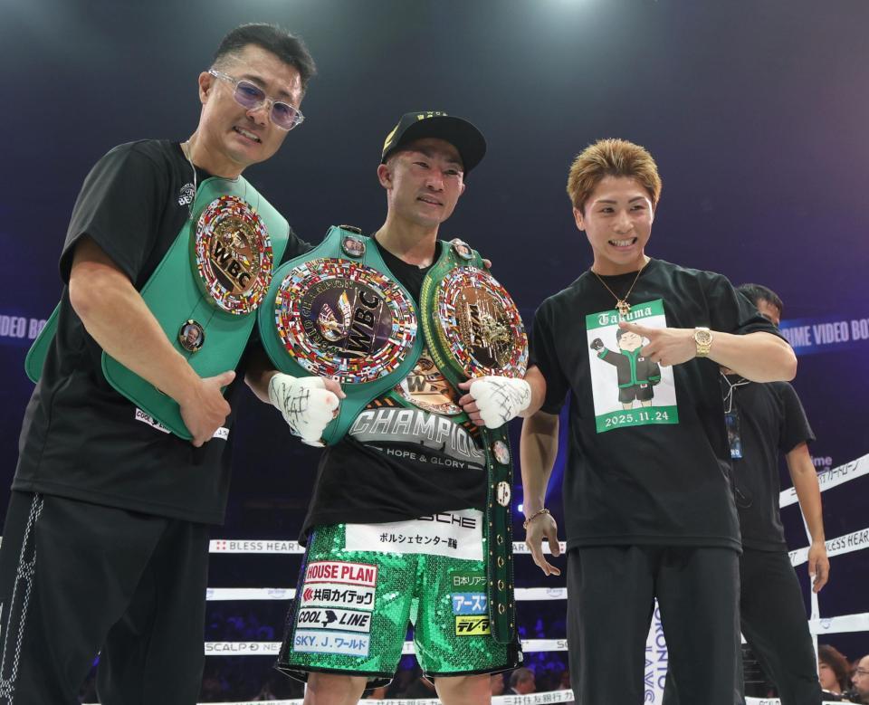 　父の井上真吾トレーナー（左）、兄の井上尚弥（右）と笑顔を見せる井上拓真（撮影・石井剣太郎）