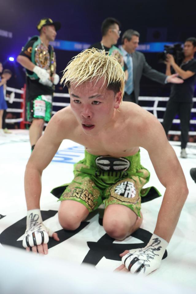 　井上拓真（後方左）に敗れ、土下座してファンに謝る那須川天心（撮影・石井剣太郎）