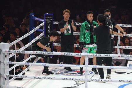 　井上拓真とリングに上がった井上尚弥（撮影・金田祐二）