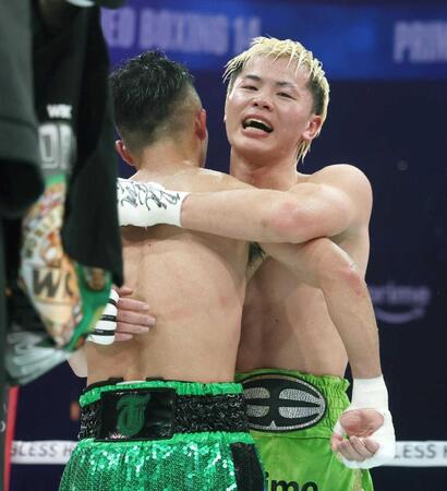 　試合を終え抱き合う那須川天心（右）と井上拓真＝トヨタアリーナ東京（撮影・石井剣太郎）