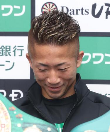 　会見に臨む井上拓真（撮影・石井剣太郎）