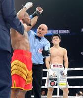 　判定でライース・アリーム（左）に敗れた中野幹士（撮影・石井剣太郎）