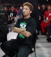 　リング下から試合を見守る井上尚弥（撮影・石井剣太郎）