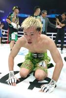 　井上拓真（後方左）に敗れ、土下座してファンに謝る那須川天心（撮影・石井剣太郎）　