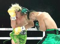 　７回、那須川天心（左）を攻める井上拓真（撮影・石井剣太郎）