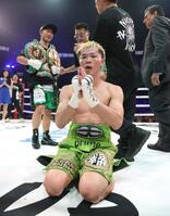 　井上拓真（後方左）に敗れ、土下座してファンに謝る那須川天心＝２４日