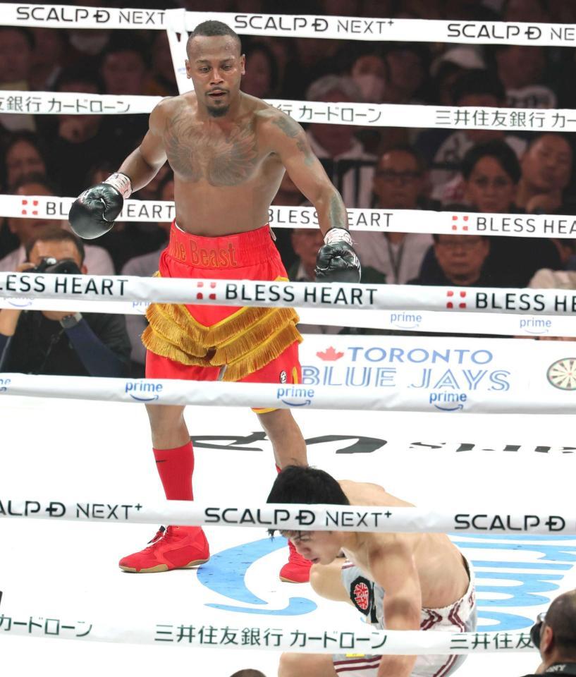 　１０回、ダウンを奪われる中野