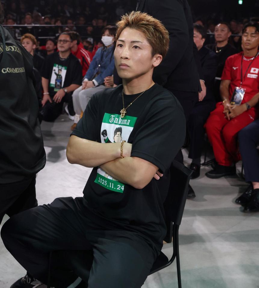 　リング下から試合を見守る井上尚弥（撮影・石井剣太郎）