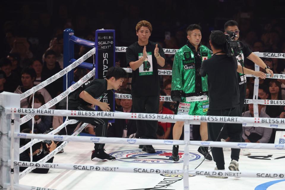 　井上拓真とリングに上がった井上尚弥（撮影・金田祐二）