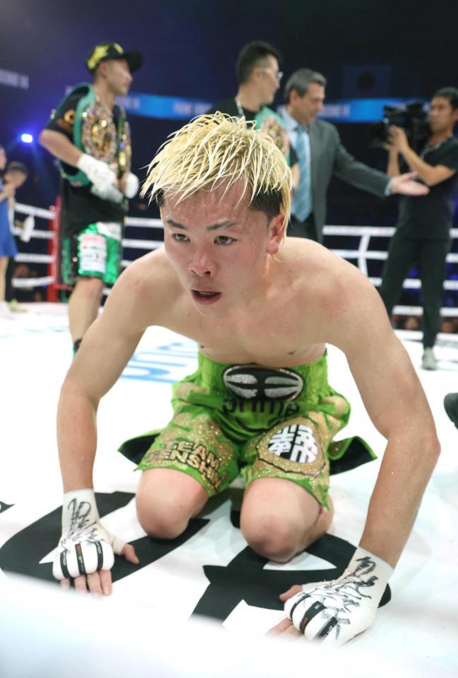 　井上拓真（後方左）に敗れ、土下座してファンに謝る那須川天心（撮影・石井剣太郎）　