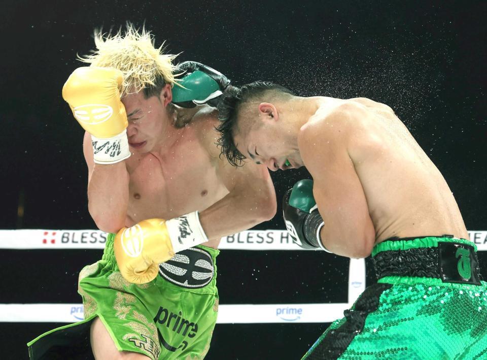 　７回、那須川天心（左）を攻める井上拓真（撮影・石井剣太郎）