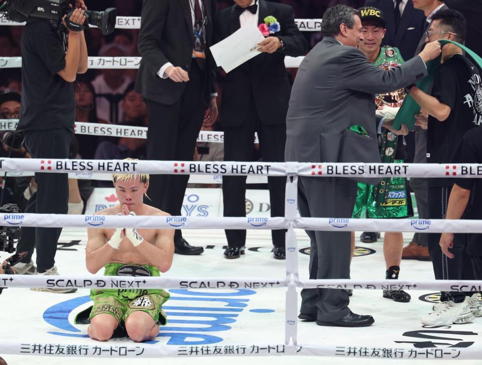 　試合に敗れ謝る那須川天心（撮影・金田祐二）