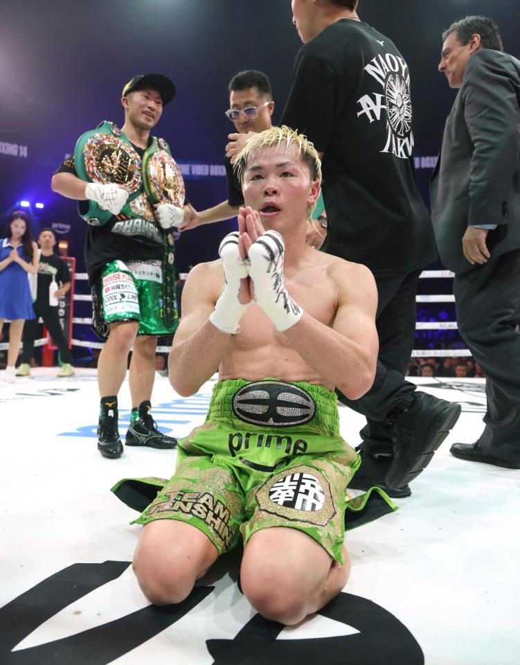 　井上拓真（後方左）に敗れ、土下座してファンに謝る那須川天心＝２４日