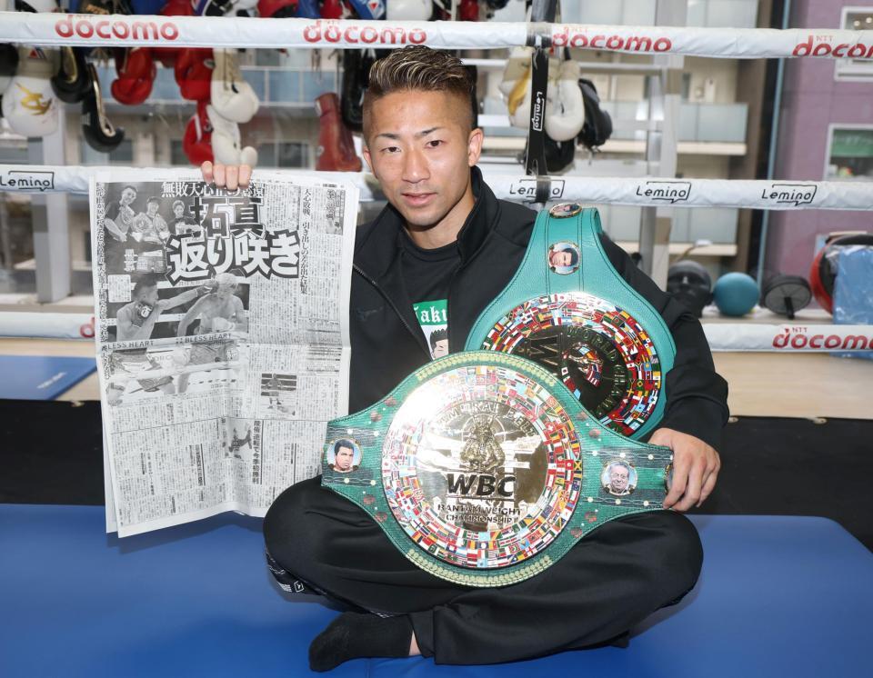 　デイリースポーツを手にポーズを決める井上拓真（撮影・石井剣太郎）