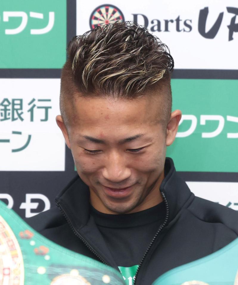 　会見に臨む井上拓真（撮影・石井剣太郎）