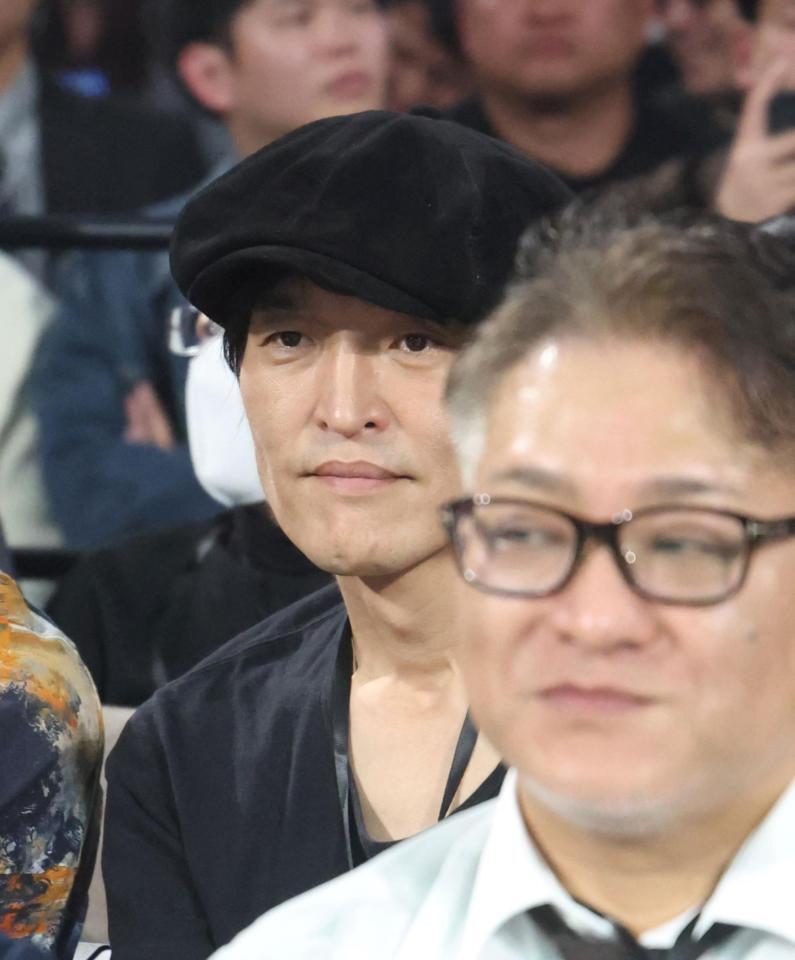 　観戦する千原ジュニア（撮影・石井剣太郎）