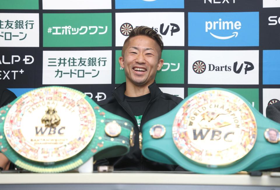 　会見で笑顔を見せる井上拓真（撮影・石井剣太郎）