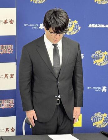 　免許切れのまま交通事故を起こしたことを報告し、謝罪した青柳優馬