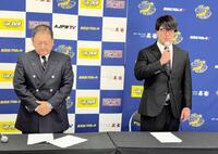 　免許切れのまま交通事故を起こしたことを謝罪した青柳優馬（右）と全日本プロレスの十枝利樹取締役