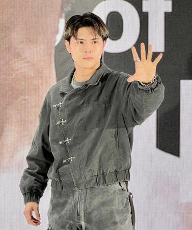 　来年２月１９日に再起戦を行うことを発表し「待ってろ世界」ポーズを取る佐々木尽