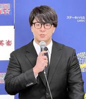 　免許切れのまま交通事故を起こしたことを報告し、謝罪した青柳