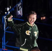 　笑顔で入場するケイト・ロータス＝１１月