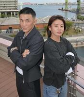 　大会をＰＲする萩原京平（左）とケイト・ロータス＝１０月