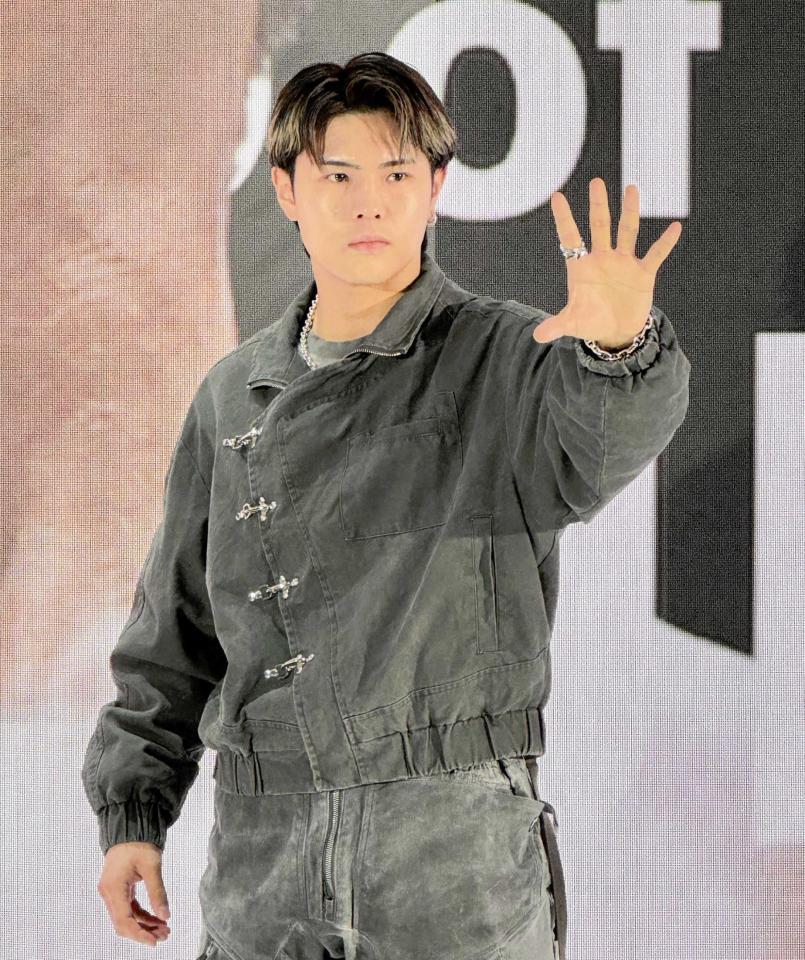 　来年２月１９日に再起戦を行うことを発表し「待ってろ世界」ポーズを取る佐々木尽