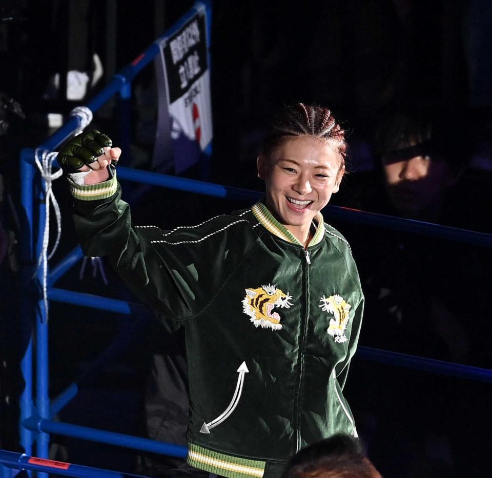 　笑顔で入場するケイト・ロータス＝１１月